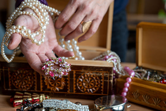 Discover Sustainable Elegance: Why Estate Jewelry is a Timeless, Economical, and Eco-Friendly Option for Lovers of Jewelry Art
