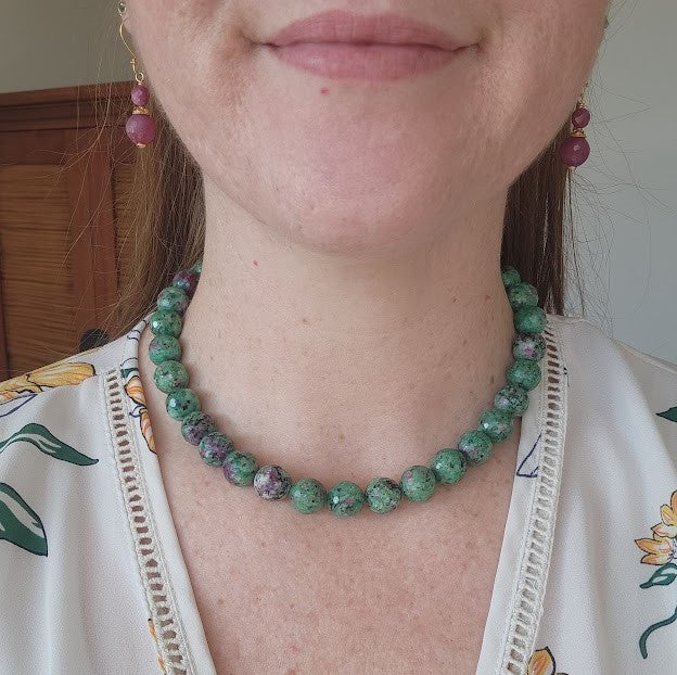 Sterling Silver 13 Mm Round Faceted Ruby Zoisite Bead Necklace With Large Spring Ring 17.5"