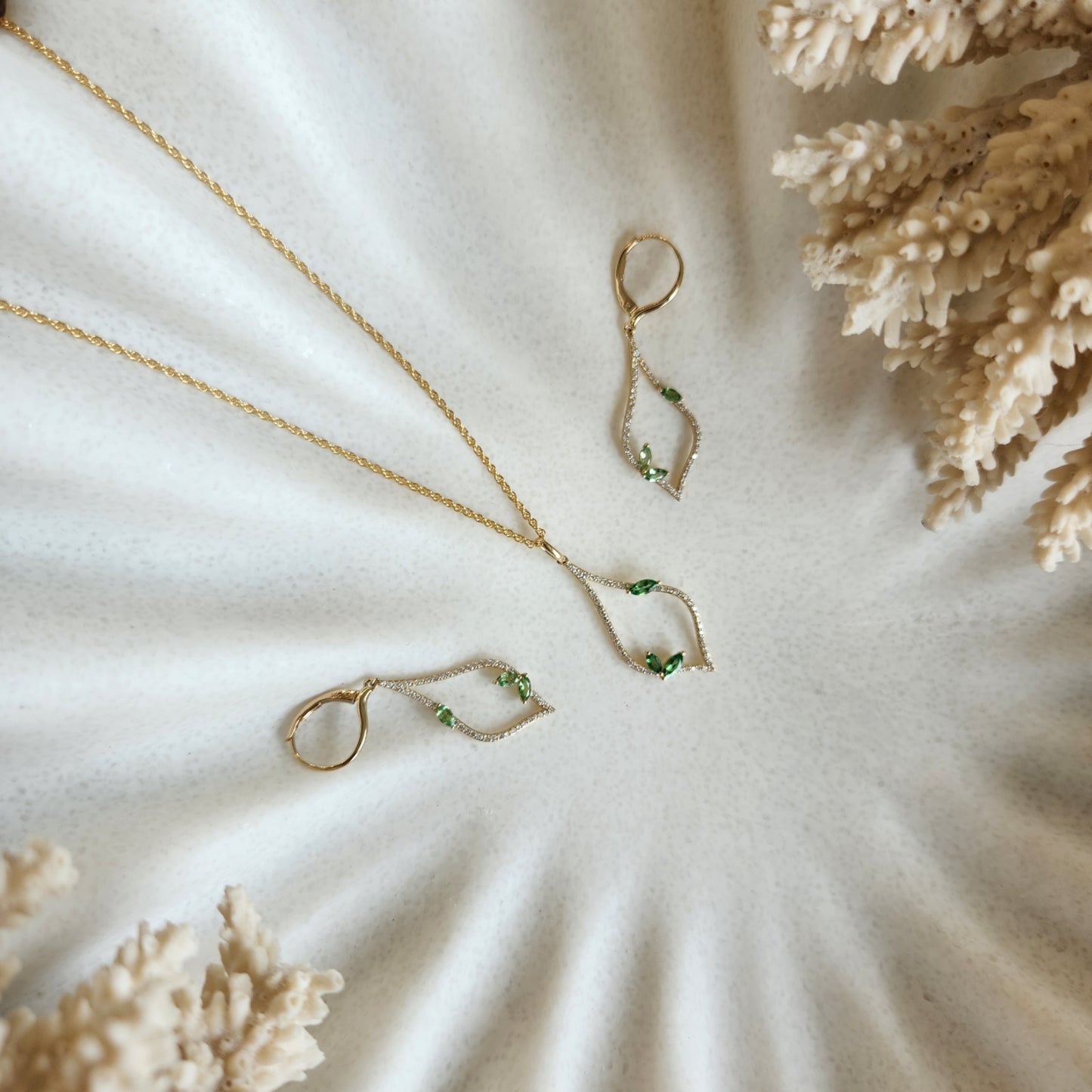14 Karat Yellow Gold Green Garnet And Diamond Necklace