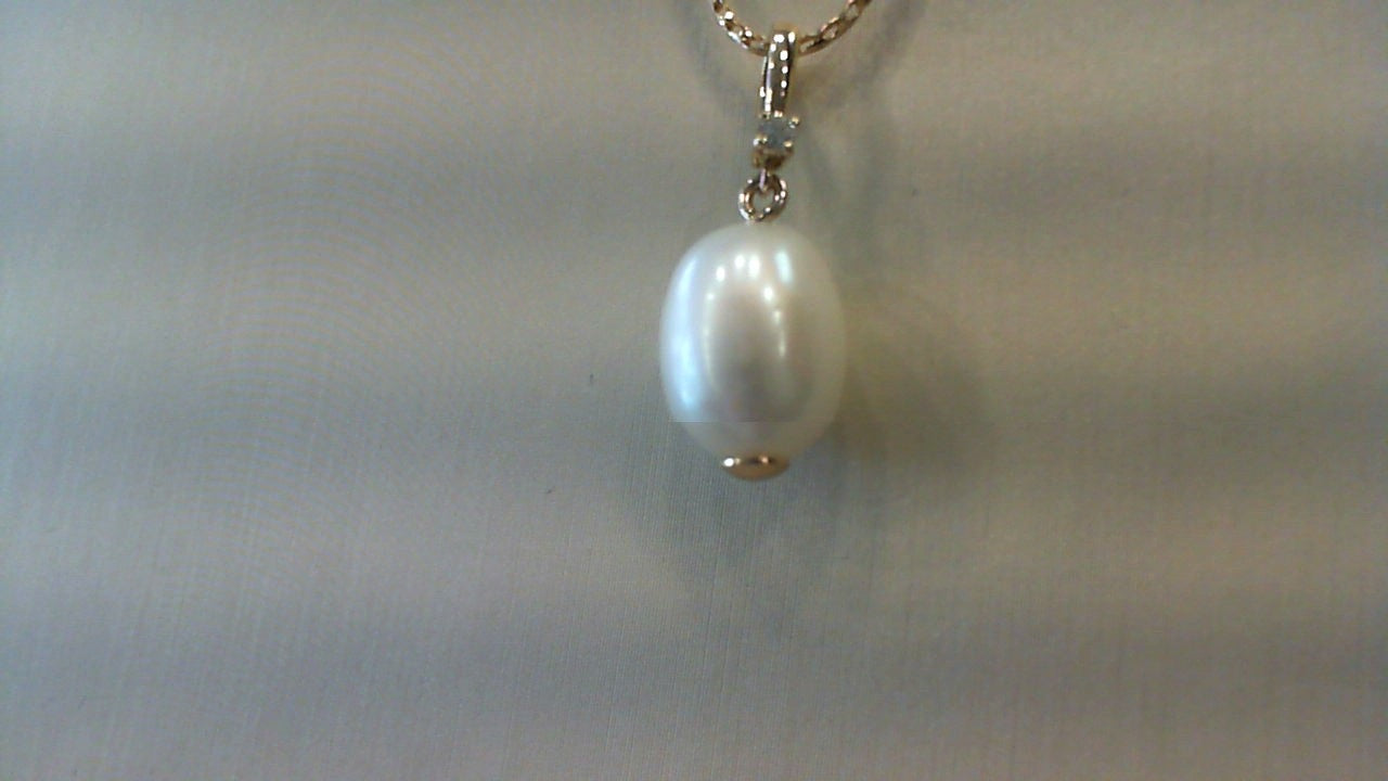14 K Yellow Gold Pearl Drop And Diamond Bale Pendant
Fresh Water Ova