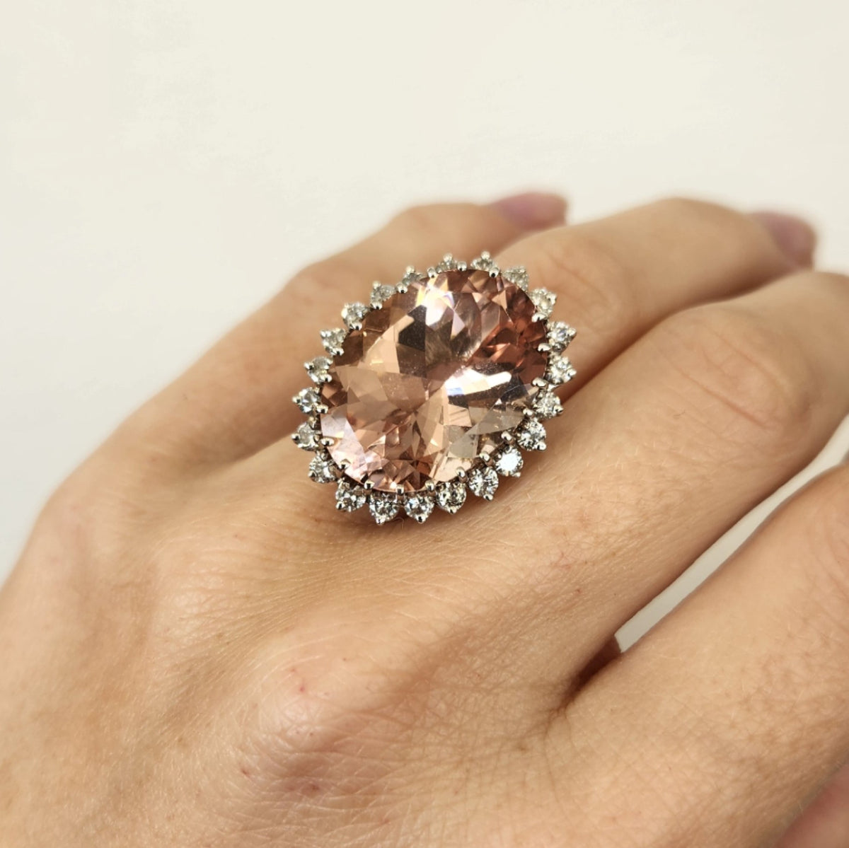 Vintage 14 Krat White Gold Morganite & Diamond Halo Style Ring