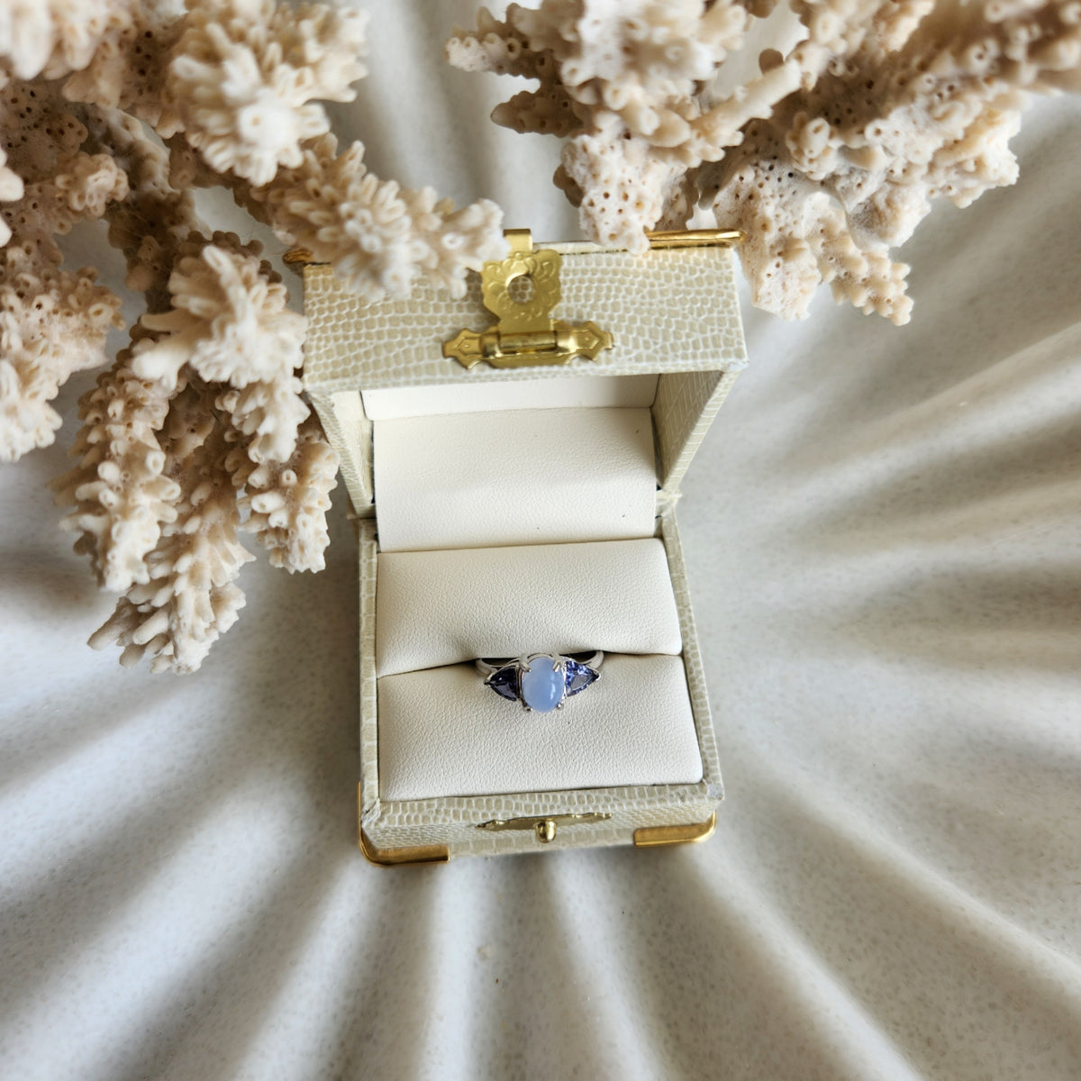 Online Crearance * Vintage 14 Karat White Gold Chalcedony & Tanzanite 3 Stone Ring
