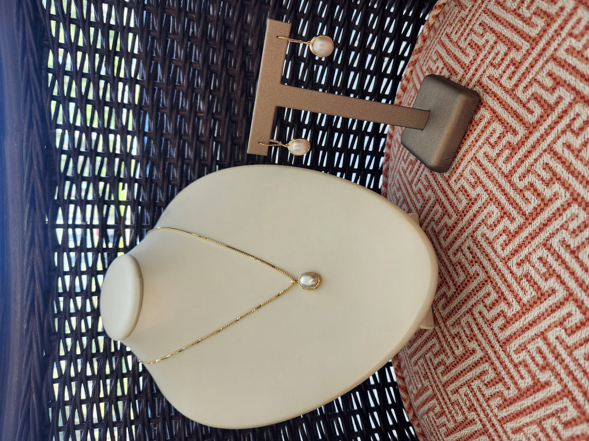 Vintage 18 Karat Yellow Gold Oval Mabe Pearl Pendant