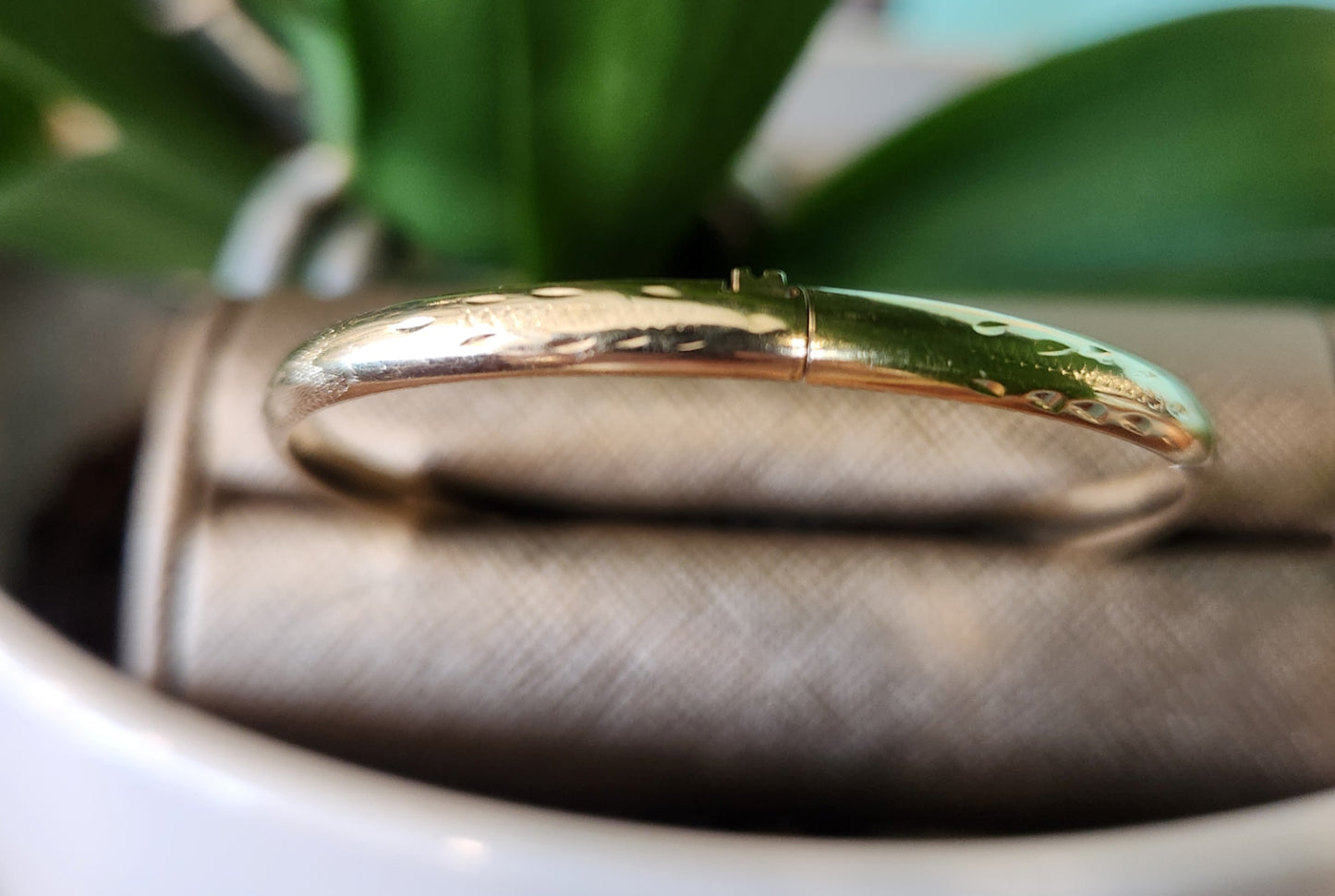 Vintage 14 Karat Yellow Gold 4 Mm Etched Hinged Bangle Bracelet, 7 "