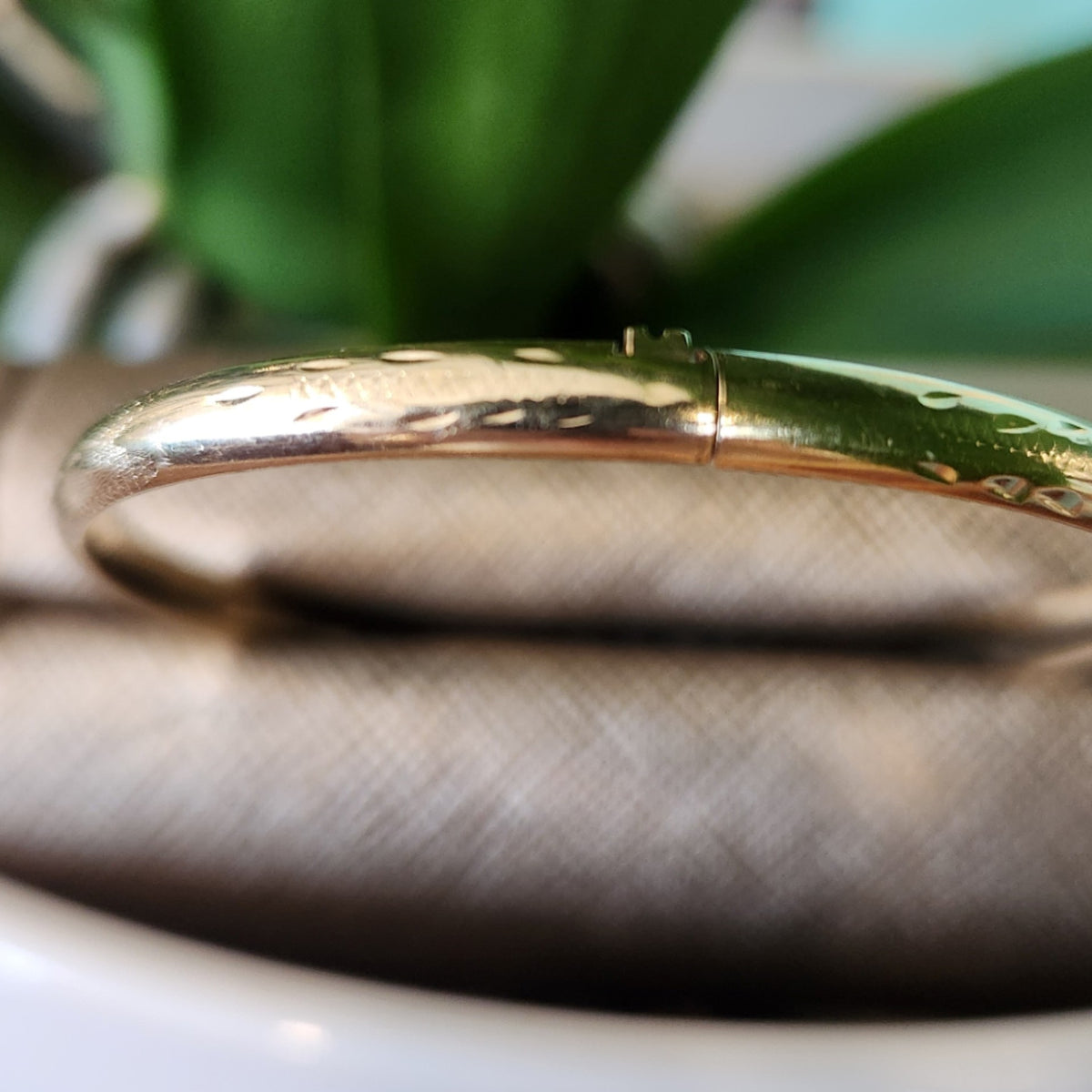 Vintage 14 Karat Yellow Gold 4 Mm Etched Hinged Bangle Bracelet, 7 "
