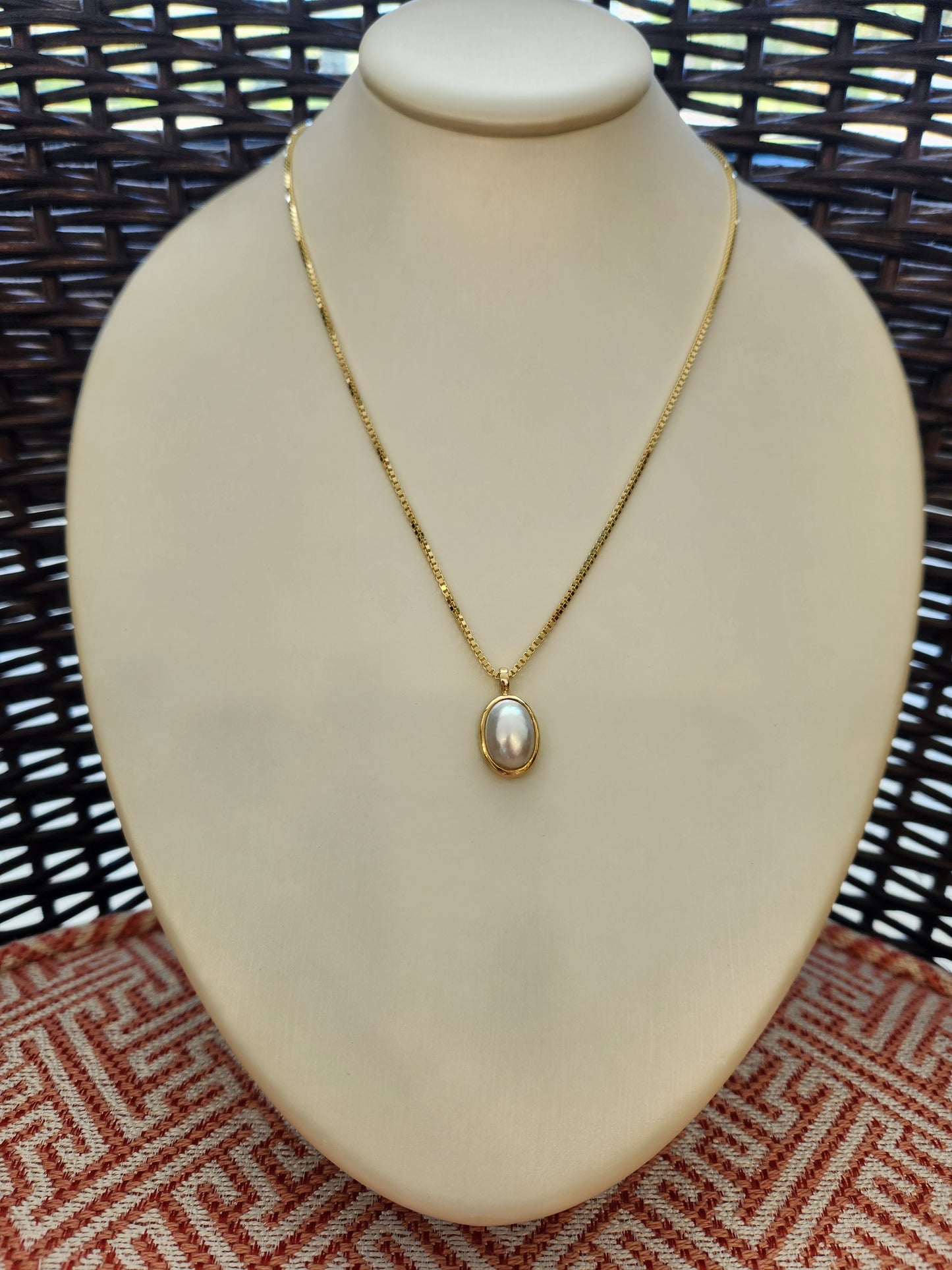 Vintage 18 Karat Yellow Gold Oval Mabe Pearl Pendant
