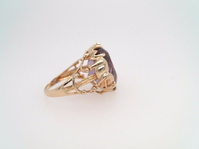 Vintage 10 Karat Yellow Gold Oval Amethyst "Elephant" Motif Ring