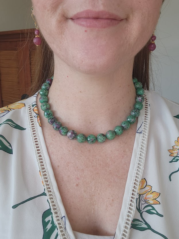 Sterling Silver 13 Mm Round Faceted Ruby Zoisite Bead Necklace With Large Spring Ring 17.5"