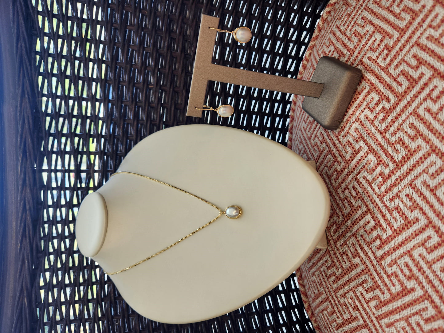 Vintage 18 Karat Yellow Gold Oval Mabe Pearl Pendant