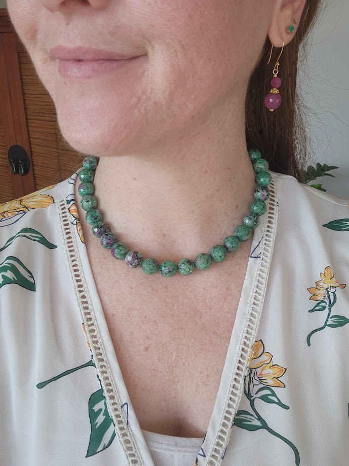 Sterling Silver 13 Mm Round Faceted Ruby Zoisite Bead Necklace With Large Spring Ring 17.5"