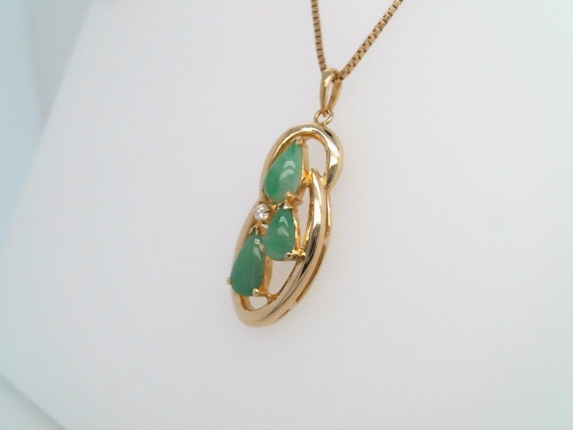 Vintage 18 Karat Yellow Gold Jade & Diamond Pendant