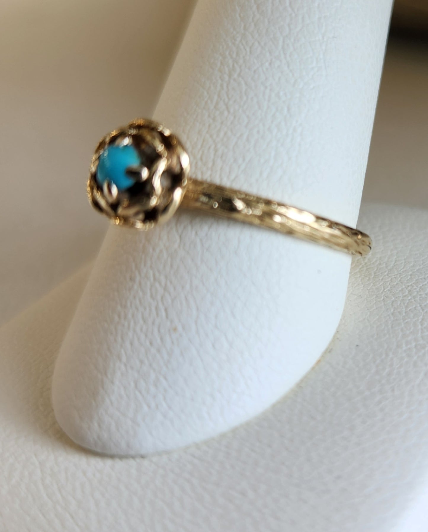 Vintage 18 Karat Yellow Gold Ring With 3Mm Cabochon Turquoise