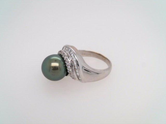 Vintage 18 Karat White Gold Cultured Tahitian Pearl & Diamond Ring