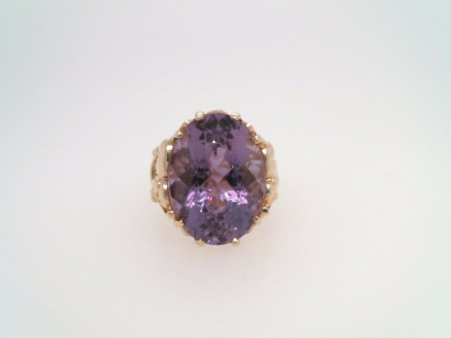 Vintage 10 Karat Yellow Gold Oval Amethyst "Elephant" Motif Ring