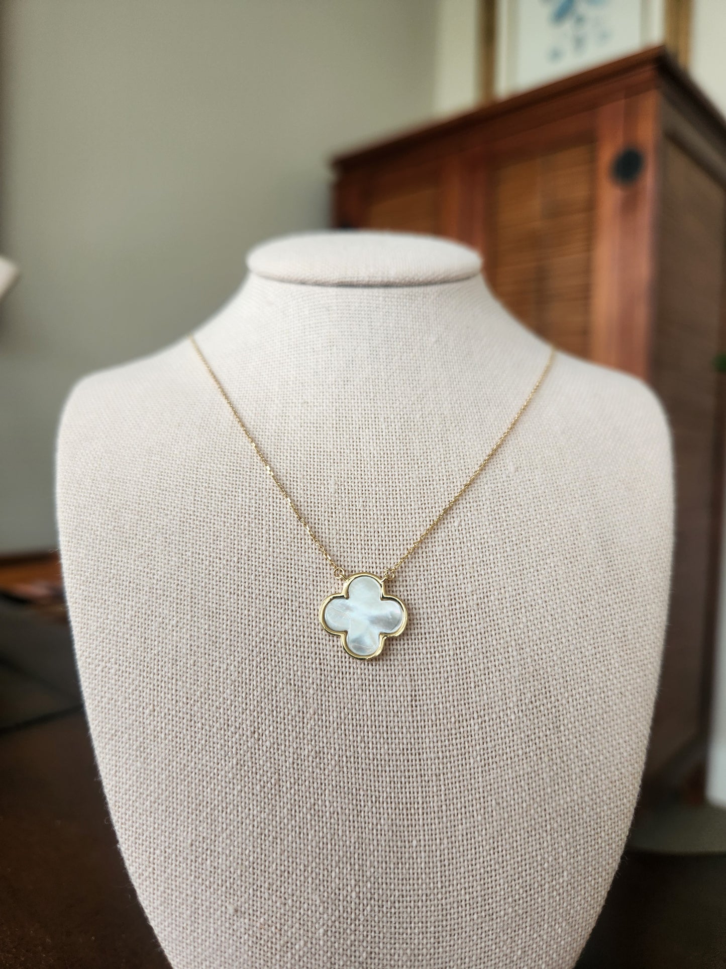 Vintage 14 Karat Yellow Gold Mother Of Pearl Quatrefoil/Clover Necklace, 18"