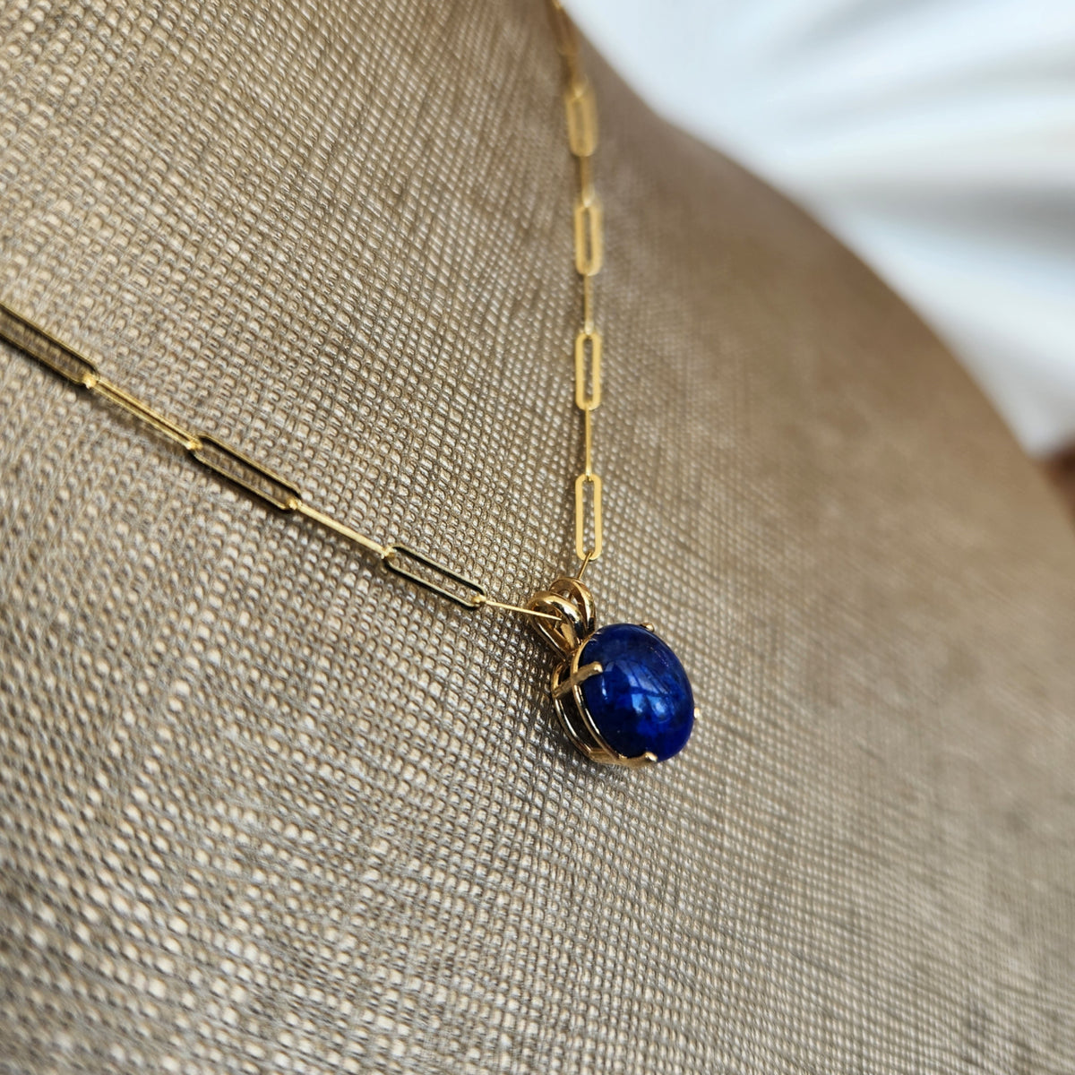 14 Karat Yellow Gold Oval Solitaire Lapis Pendant
