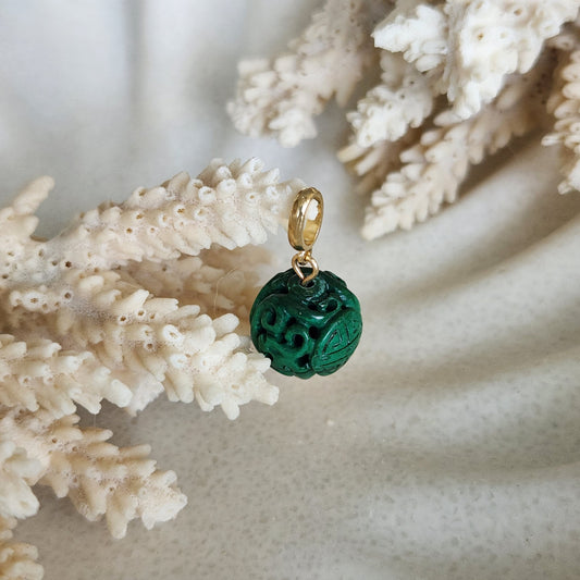 14 Karat Yellow Gold 14 Mm Carved Malachite Pendant