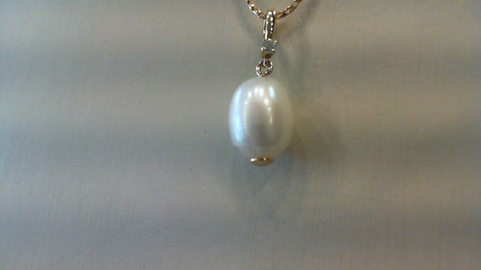 14 K Yellow Gold Pearl Drop And Diamond Bale Pendant 
Fresh Water Ova
