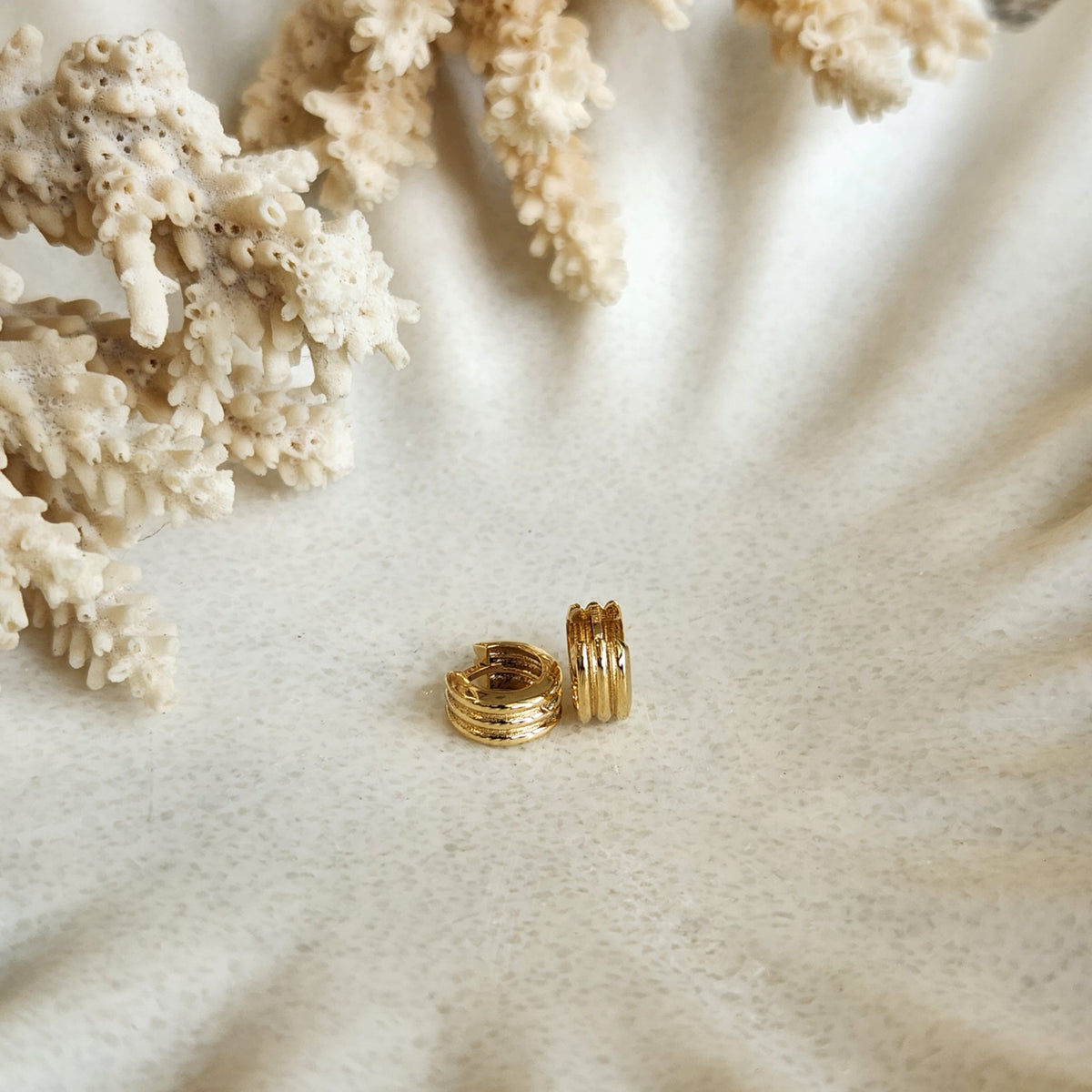 14K Yellow Gold 10.5Mm X 5.5Mm Wide Ridged Round Huggie Earrings
