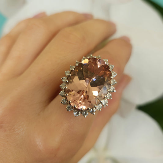 Vintage 14 Krat White Gold Morganite & Diamond Halo Style Ring