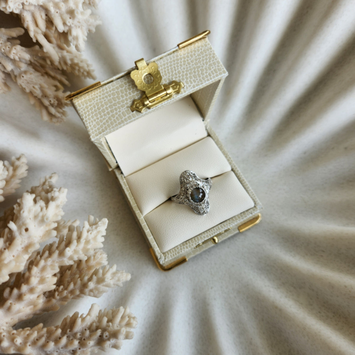 * Online Clearance *Vintage 18 Karat White Gold Cats Eye Chrysoberyl & Diamond Filigree Ring