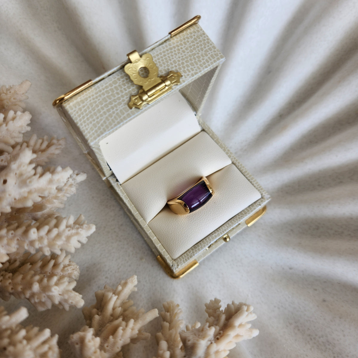 Vintage 18 Karat Yellow Gold Bulgari "Tronchetto" Cabochon Amethyst Ring