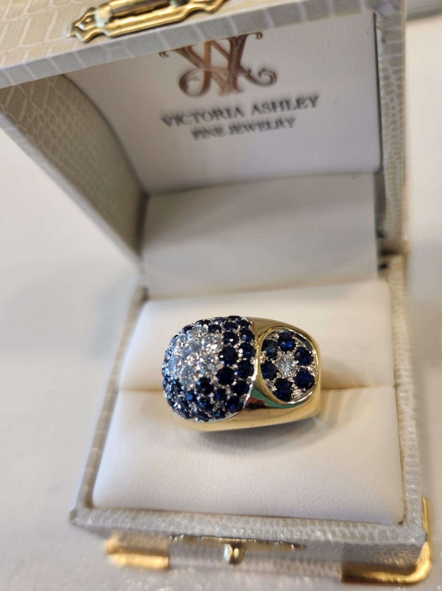 Vintage 18K Yellow And White  Gold Sapphire And Diamonds Cluster Ring