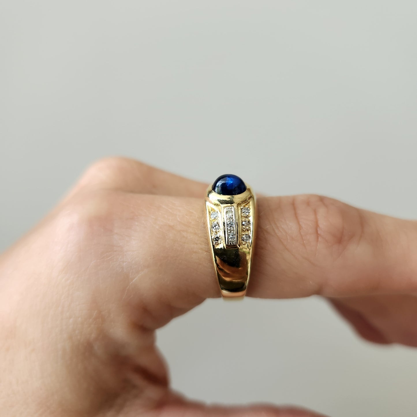Vintage 18 Karat Yellow Gold Cabochon Natural Sapphire And Diamond Ring