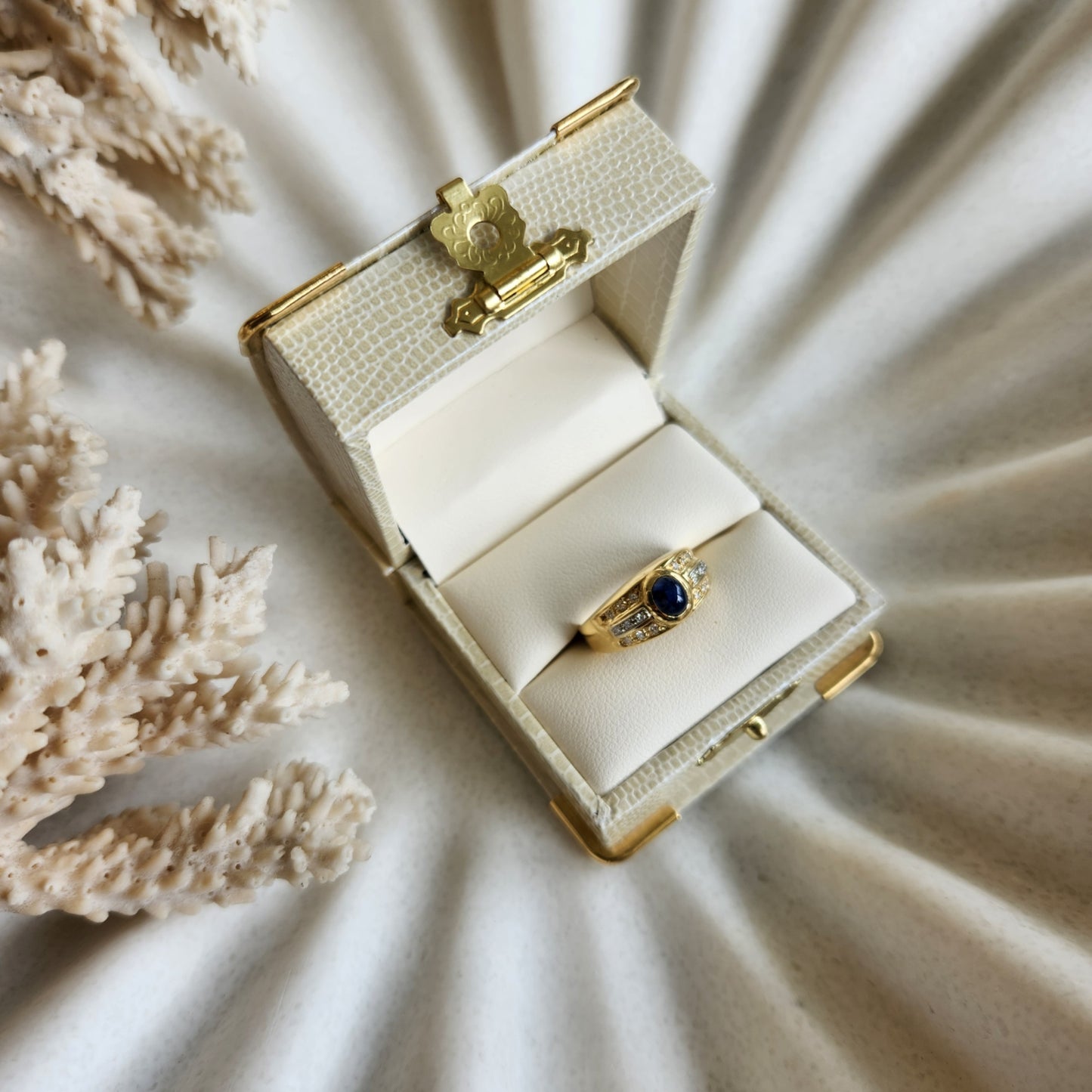 Vintage 18 Karat Yellow Gold Cabochon Natural Sapphire And Diamond Ring