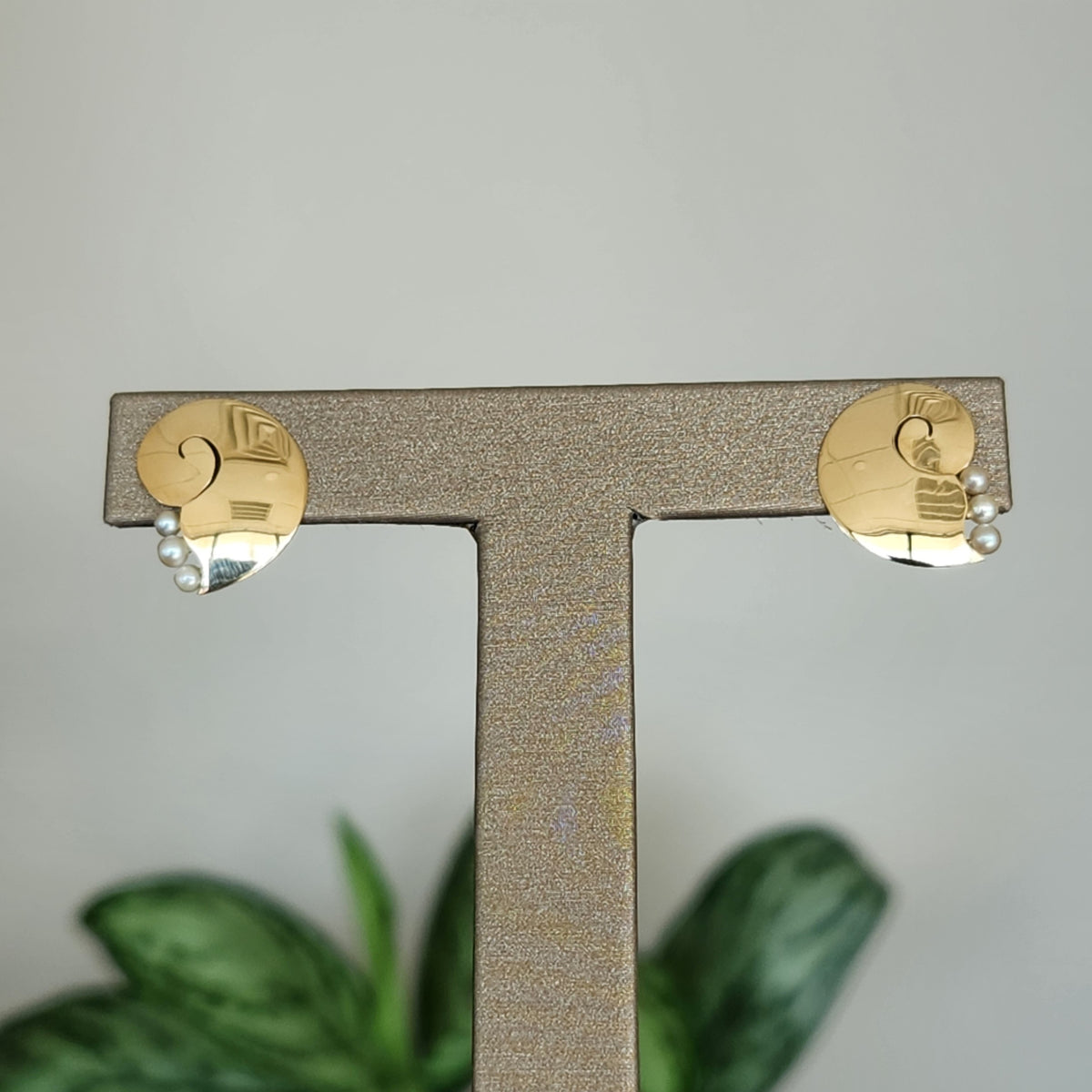 Vintage 14 Karat Yellow Gold Snail/Moon Shell Earings With Pearls