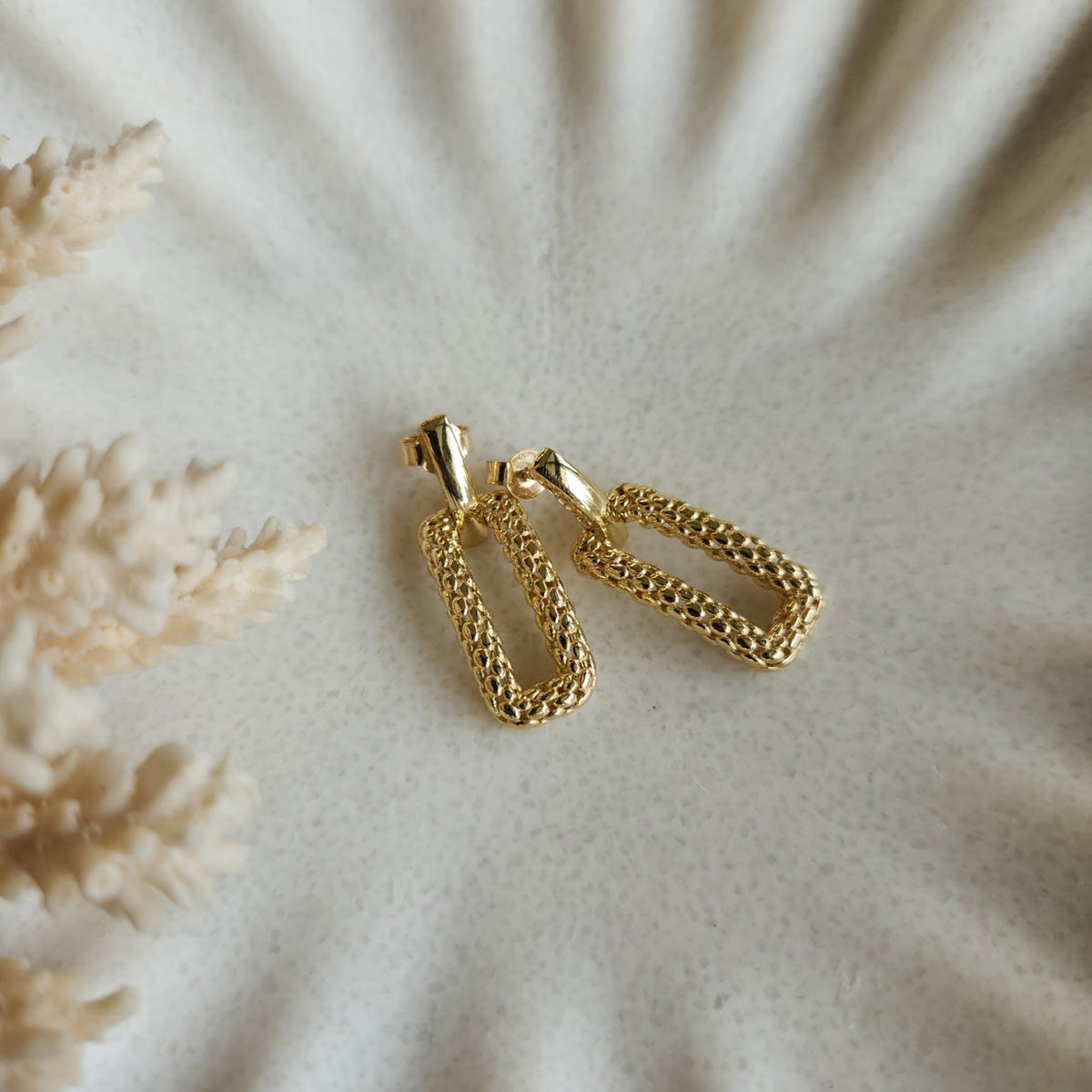 Vintage 14 Karat Yellow Gold Fancy Mesh Design Rectangle Dangle Earrings