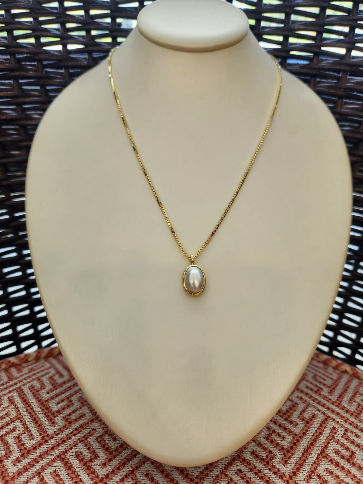 Vintage 18 Karat Yellow Gold Oval Mabe Pearl Pendant