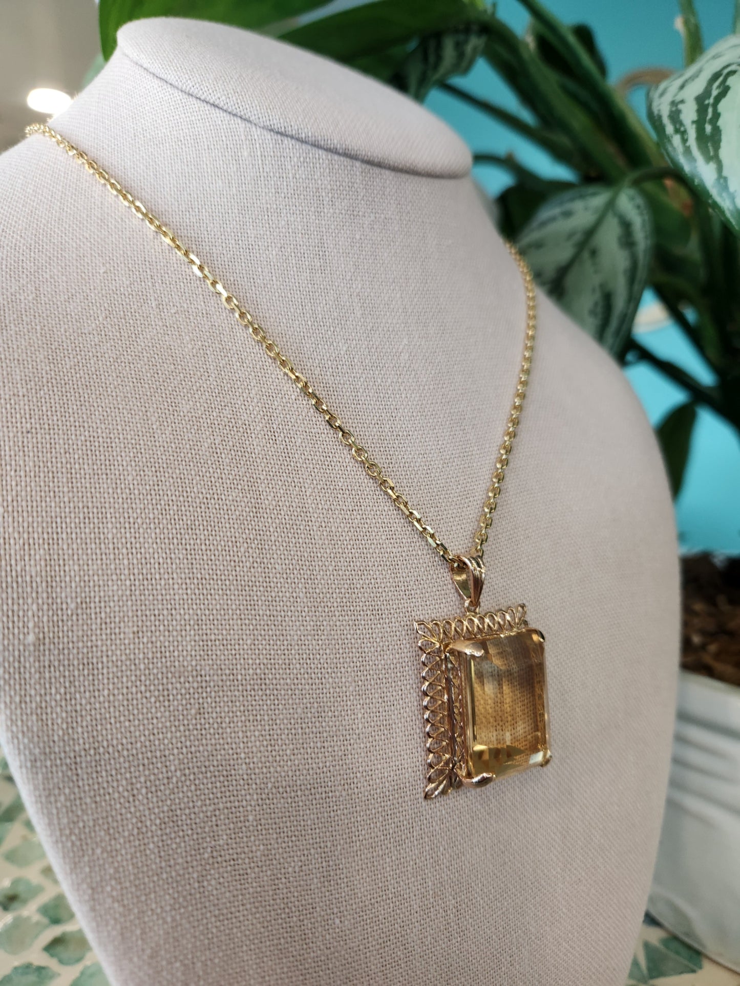 Vintage 18 Karat Yellow Gold Citrine Statement Pendant With Scalloped Open Work Frame