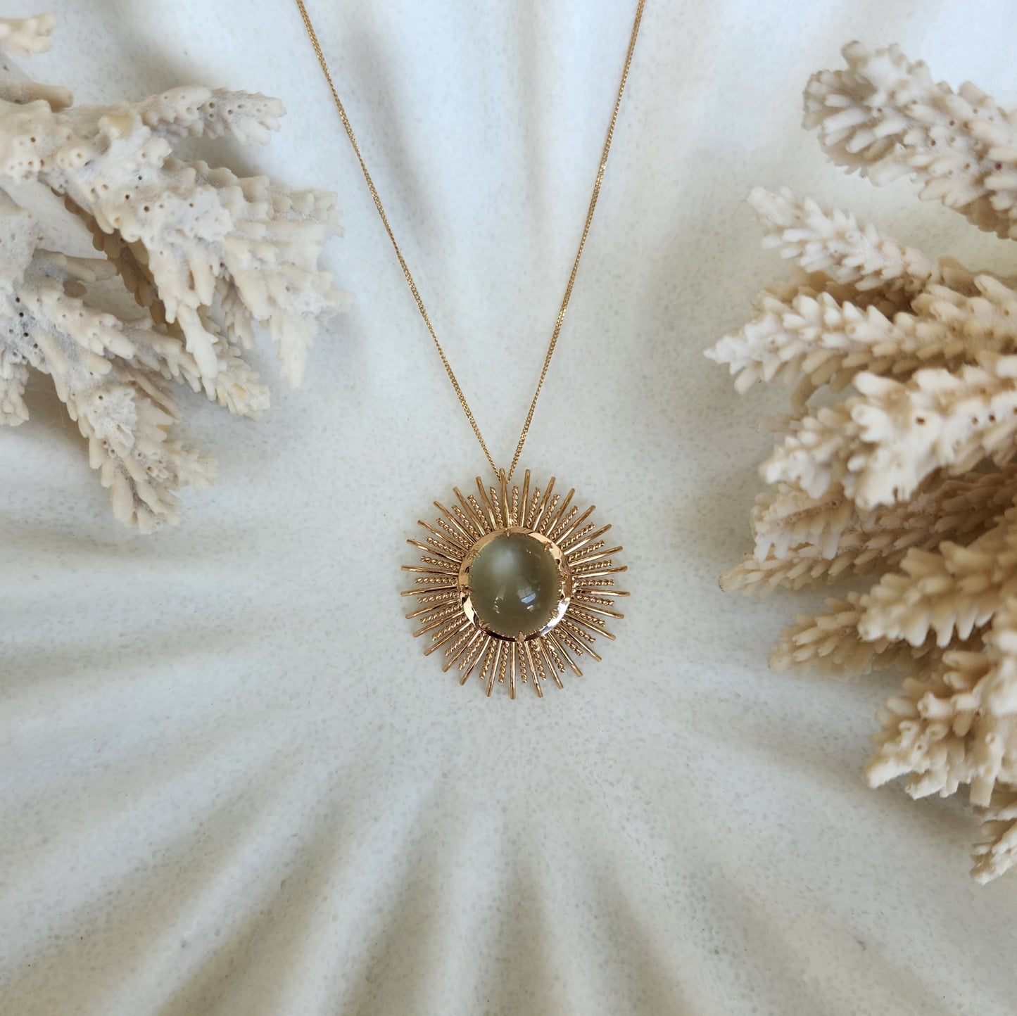Vintage 18 Karat Yellow Gold Sunburst Pendant With Cabochon Golden Moonstone