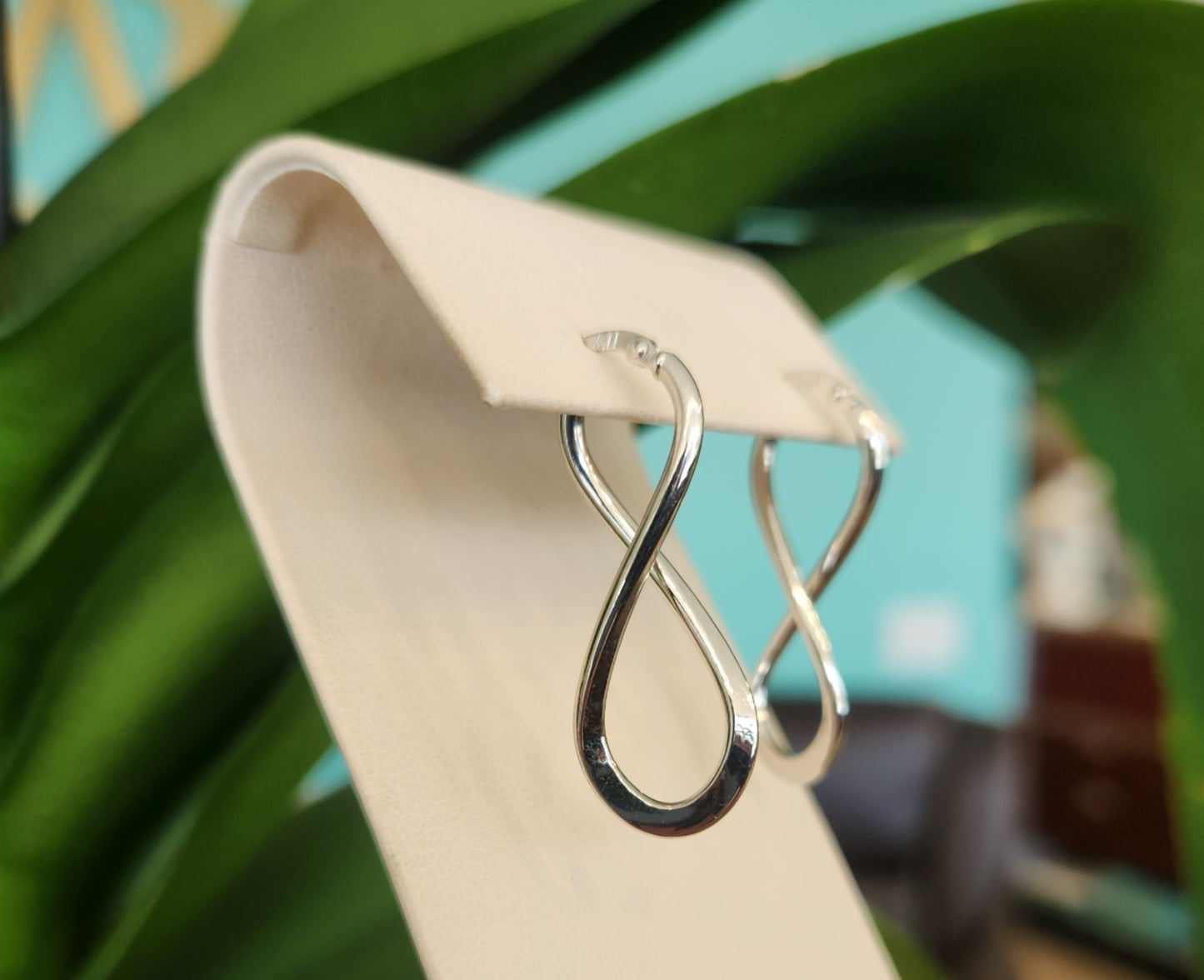 Vintage 14 Karat White Gold Infinity Shaped Hoop Earrings
35 X 13 Mm