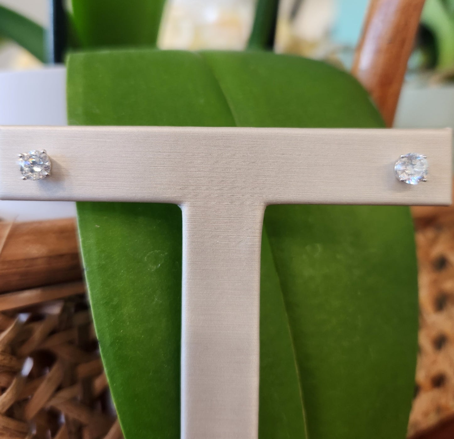 14K White Gold, Better Quality 1.0 Carat ER Round Brillant Diamond Stu