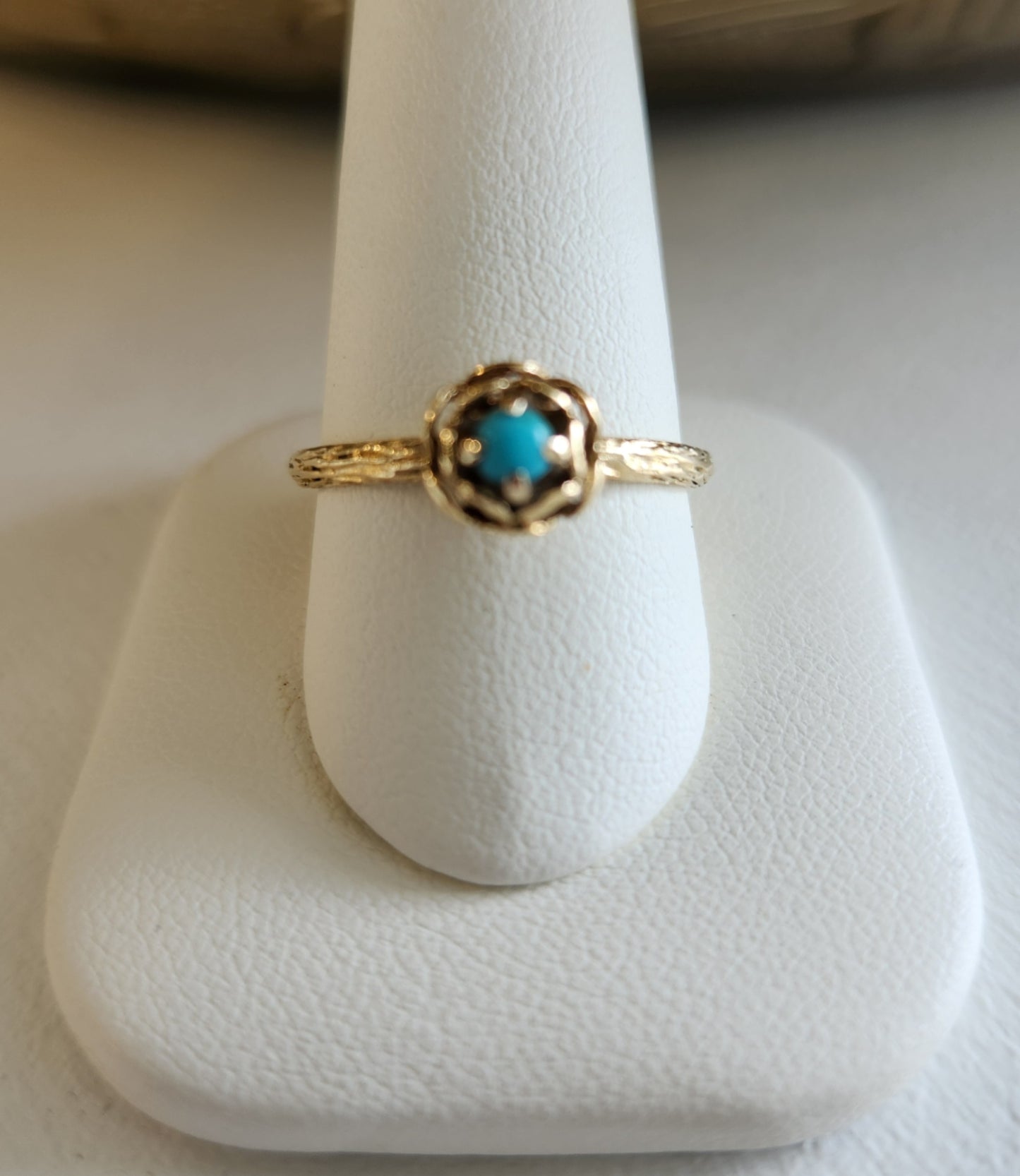 Vintage 18 Karat Yellow Gold Ring With 3Mm Cabochon Turquoise