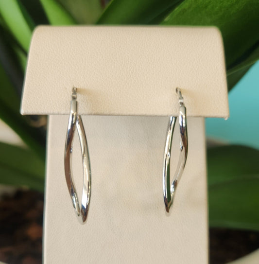 Vintage 14 Karat White Gold Infinity Shaped Hoop Earrings
35 X 13 Mm