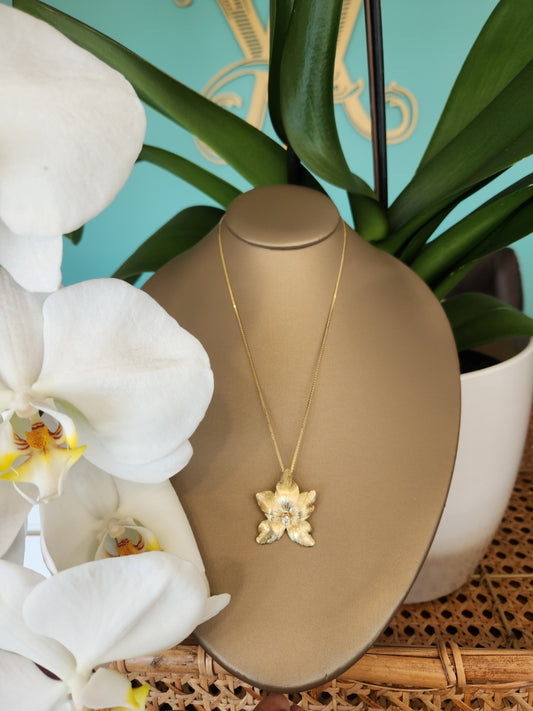 Vintage Retro 14 Karat Yellow Gold Textured Flower Pendant/Pin With Diamond Center