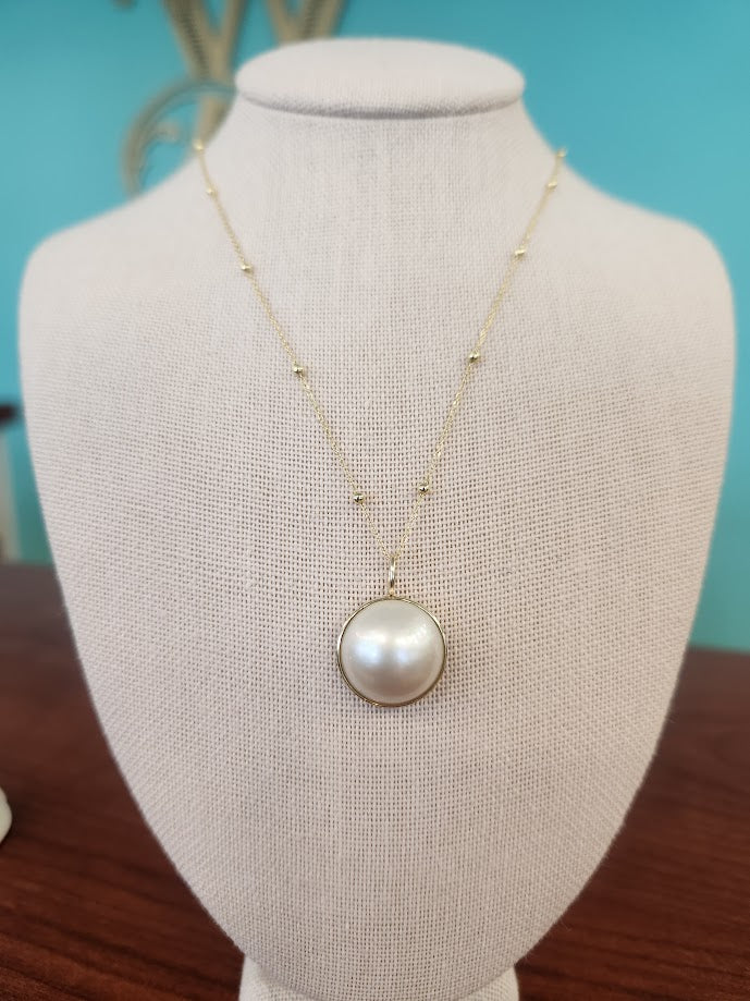 Vintage 14 Karat Yellow Gold Bezel Set 14 Mm Mabe Pearl Pendant