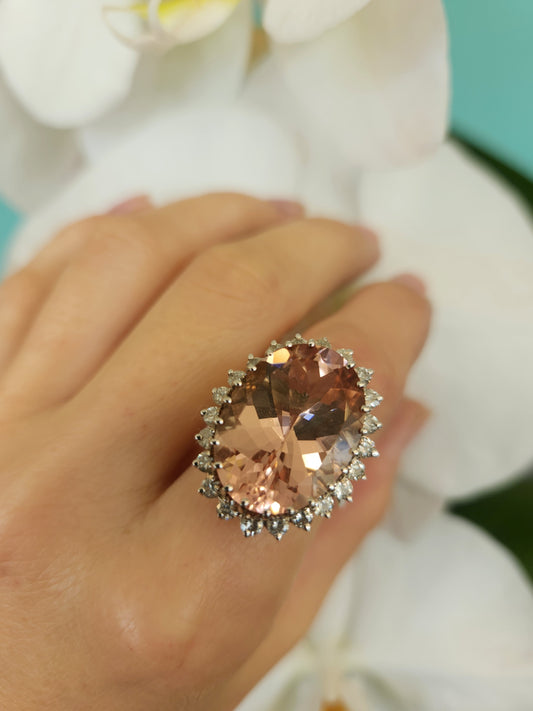 Vintage 14 Krat White Gold Morganite & Diamond Halo Style Ring