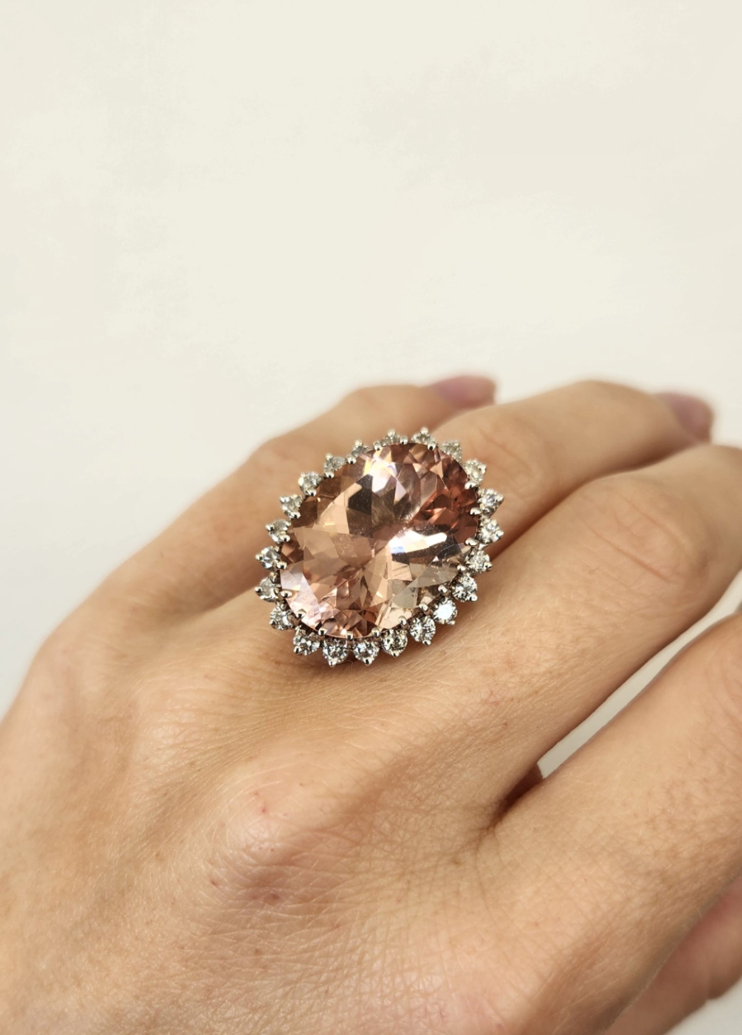 Vintage 14 Krat White Gold Morganite & Diamond Halo Style Ring